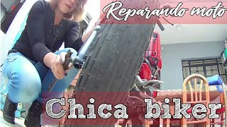 Quitar llanta de moto  Cambiar freno de moto  Chica mecanica  DianaiD Motovlogs [upl. by Nogras733]