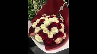 Un magnifique bouquet de roses rouge et blanche offrir amour Beautiful bouquet for present [upl. by Euqinaj]