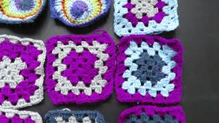 Inspiration  virkade mormorsrutor de påfågelsmönstrade är frihandsvirkadecreative granny squares [upl. by Nileuqaj678]