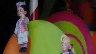 Willy Wonka Welcome Song en español [upl. by Mayhs]