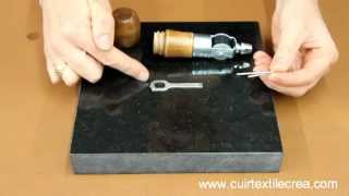 Comment utiliser une alène automatique  Sewing Automatic Awl  wwwgroupedargentcom [upl. by Drannel]