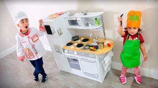 MARCOS E LAURA FINGEM SER COZINHEIROS NA COZINHA DE BRINQUEDO  Família Brancoala [upl. by Odrawde]