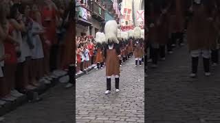 ¿Eres capaz de reconocerlos¿ ¡SÍ Son los hacheros del Alarde de Hondarribia bajando la Calle Mayor [upl. by Achorn]