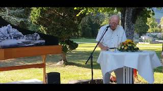 Schriftsteller Franz Hohler liest im Alten Friedhof in Aarburg eine Kurzgeschichte vor [upl. by Eicnan]