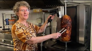 Manosque  à 56 ans Margaret est la quotseule femme de la région à tenir un snackkebabquot [upl. by Aldric]