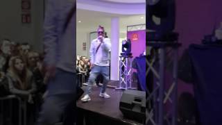 Sfera Ebbasta  OGNT senza autotune live  Tiare Shopping Gorizia [upl. by Algar823]