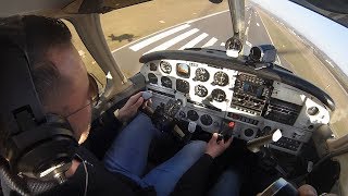 So wird ein Motorflugzeug geflogen  Von der FlugVorbereitung über das Cockpit bis zur Landung [upl. by Zoellick]