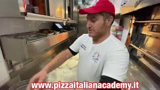 Come stendere la pizza in pala alla Romana [upl. by Coffeng249]