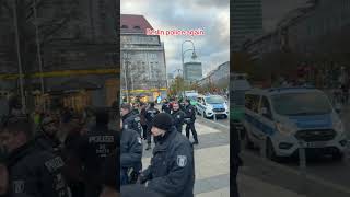 Berliner Polizei verhaftet deutsche Demonstrantin 🚨👮🏻‍♂️🇩🇪 berlin deutschland polizei [upl. by Rolf119]