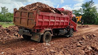 Dump Truk Toyota Dyna Jomplang Muatan Tanah Cadas Full Bak [upl. by Ettezzus]