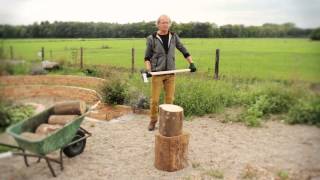 Hout kloven met een kloofbijl  Tuinieren met Hendrik Jan de tuinman [upl. by Ardnasil]