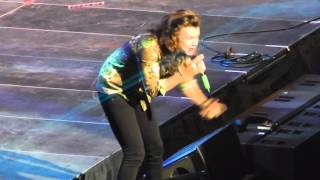 No Control  One Direction Triple Ho Show 2015 [upl. by Balduin702]