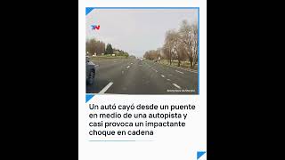 Un auto cayó desde un puente en medio de una autopista y casi provoca un impactante choque en cadena [upl. by Stefa111]