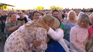 Pernilla Wahlgren Dansen på Sunnanö till Hans Wahlgren Allsång På Skansen 2024 [upl. by Swec]