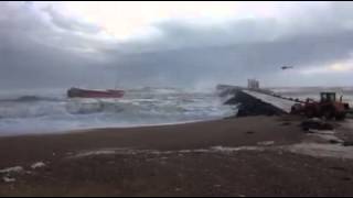 ALERTE VIDEO  un cargo coupé en deux à lembouchure de lAdour à Bayonne [upl. by Naleek]