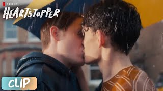 Heartstopper  El Beso De Charlie Y Nick Bajo La Lluvia  Clip Latino  Temporada 1  Netflix [upl. by Won]