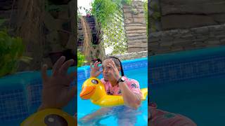 Cuando una niña quiere entrar a la piscina 🏊🏼‍♀️👧🏻🤣 piscinas shorts funny comedy [upl. by Pani]