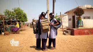 Les chemins de lécole  extrait Inde Népal Mali [upl. by Haidebez]