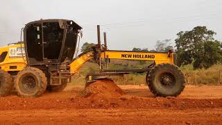 New Holland RG140B espalhando cascalho [upl. by Lambert]