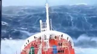 ONDAS FENOMENAIS QUE NAVIO ENFRENTA EM ALTO MAR [upl. by Nnyllaf]