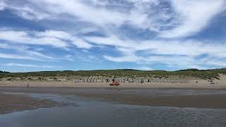 Reddingsbrigade rijdt over strand [upl. by Garett]