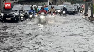 Terjang Banjir Sejumlah Sepeda Motor Mogok [upl. by Meikah]