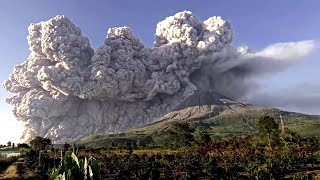 Indonesien Riesige Aschewolke steigt nach Vulkanausbruch über Insel Sumatra auf [upl. by Kenweigh382]