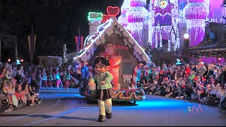 WreckIt Ralph amp Vanellope von Schweetz join Mickeys Very Merry Christmas Party parade [upl. by Hazelton]