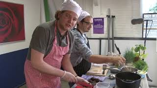 Koken met Oskar  Rode bieten risotto [upl. by Tnemelc]