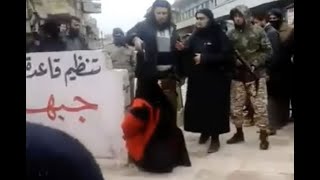 Al Qaeda ejecuta en plena calle a mujer en Siria [upl. by Nostrebor]