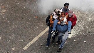 Violentas protestas antigubernamentales en Venezuela [upl. by Ysied]