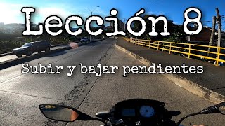 Subir y bajar PENDIENTESLOMAS  APRENDE A MANEJAR MOTO FÁCIL  Lección 8 [upl. by Hgielyk]