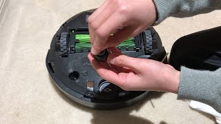 How to clean your Roomba i7i7 [upl. by Brost904]