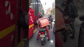 Domiciliario de Rappi le ayuda a un usuario a recuperar su maleta en un bus de Transmilenio [upl. by Mota834]