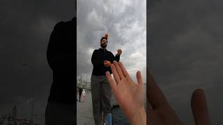 Sinyor Taklacı Galata Köprüsünde mandalina yerken gemiye düştü Parkour POV sinyortaklacı shorts [upl. by Lita]