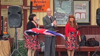 EAST LANCASHIRE RAILWAY 1940s WAR WEEKEND LIVE SINGERS CHRISTOPHER amp THE ROBINS [upl. by Lareine]