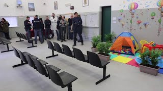 Reggio Emilia nellufficio immigrazione della questura arrivano i giochi per bambini [upl. by Wistrup524]