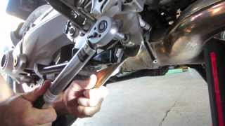 Cambiar tornillo caballete central BMW R1200GS [upl. by Harding]