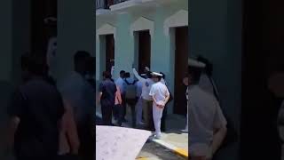 092224 PAISANOS VERACRUZANOS le tiran una botella de agua al presidente AMLO y le gritan DICTADOR [upl. by Yecats963]