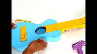 COMO HACER UNA GUITARRA DE CARTON RECICLADO 🎸 JUGUETES PARA NIÑOS [upl. by Nikolia]