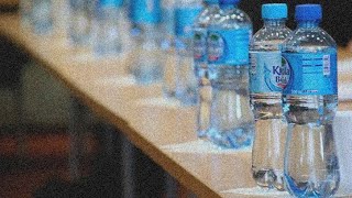 ¿Como abrir una botella de plástico apretada [upl. by Notsnarc]