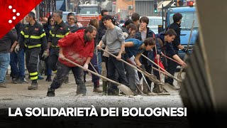 Alluvione a Bologna volontari e residenti spalano il fango quotServe gente venite tuttiquot [upl. by Esbensen]