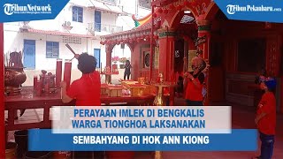 Perayaan Imlek di Bengkalis Warga Tionghoa Sembahyang di Hok Ann Kiong [upl. by Anwahsar]