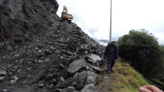 Aludes en vía y zona rural de Baños afectan [upl. by Namyaw]