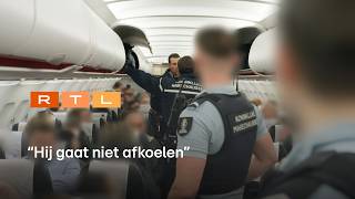 Nick amp Bram halen vervelende passagier onder luid applaus uit vliegtuig  Schiphol Airport [upl. by Oivatco]