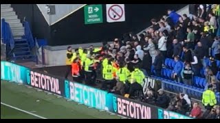 VIDEO Bizarre situatie in Arnhem Vitessefans knokken zich richting leeg uitvak van NEC [upl. by Aicnilav]