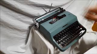 Vintage Manual Typewriter 1960s Olivetti Underwood Lettera 32 Italian made [upl. by Yuh]