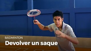 Cómo devolver un saque o servicio  Bádminton [upl. by Leifer960]