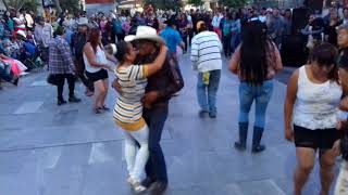 Omar y Flor su primer video bailando en la plaza [upl. by Lacy]