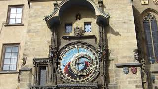 De Astronomische klok Orloj op het Oude Stadsplein van Praag [upl. by Renae934]